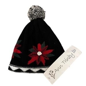 - 🎁 NWT Ann Trinity Cotton & Linen Black & Red Poinsettia  Knit Hat w/ Pompom